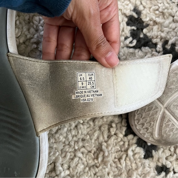 ⭐️ 3 for 10⭐️ Preloved Puma Slides - Picture 6 of 6